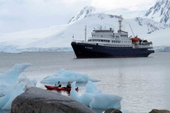 Kayaking-at-Dorian-Bay-Antarctic-Peninsula-vessel-PlanciusPlancius_Jean-Pierre-Sylvestre