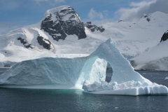 One-of-the-many-icebergs-floating-around-you-in-Antarctic-waters_Erwin-Vermeulen